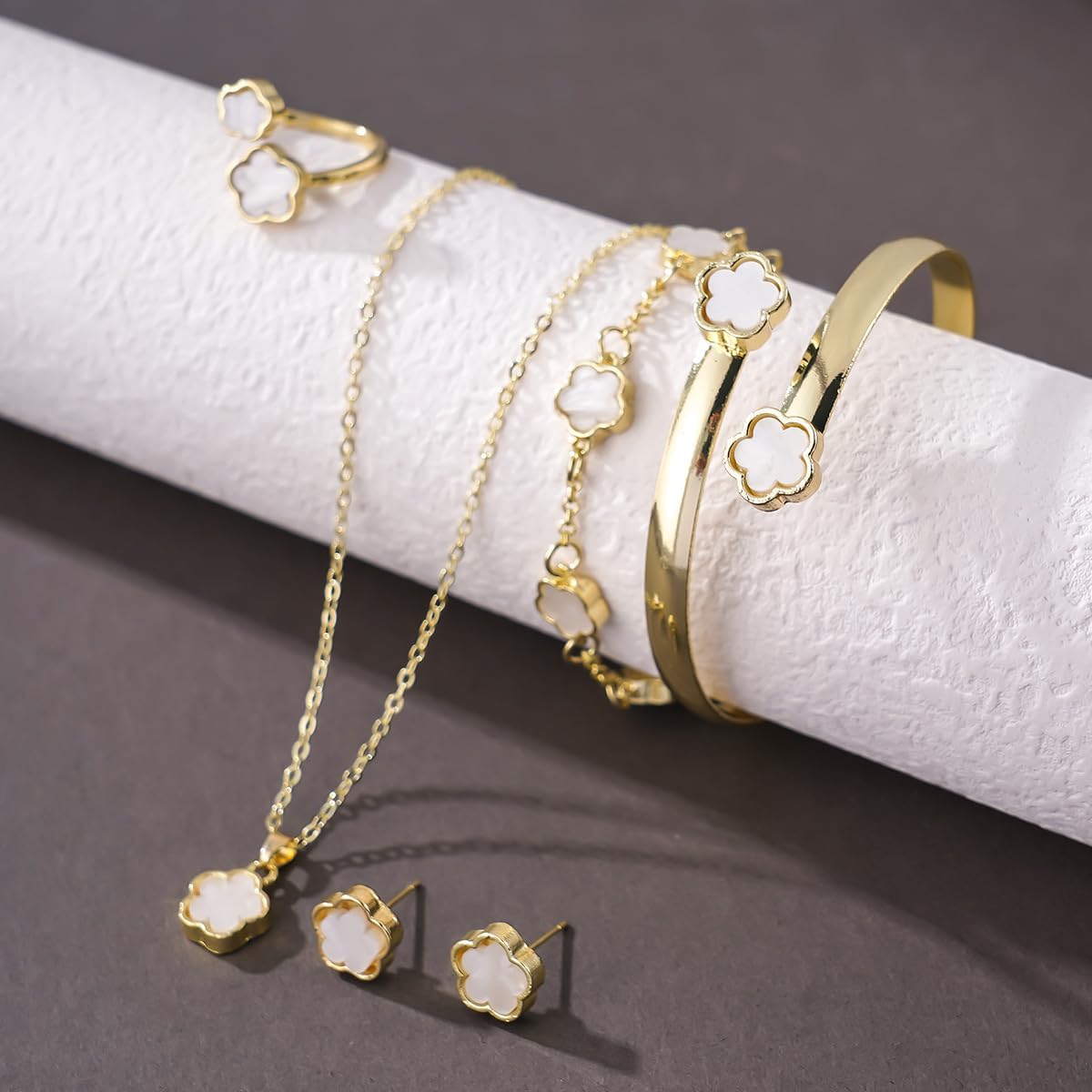 Sparkling Lucky Clover Jewelry Set for Women, Acrylic Bracelet, Earrings and Necklace Set, Four-Leaf Clover Design, Fashionable Elegant Gift for Her, Trendy Women’s Accessories