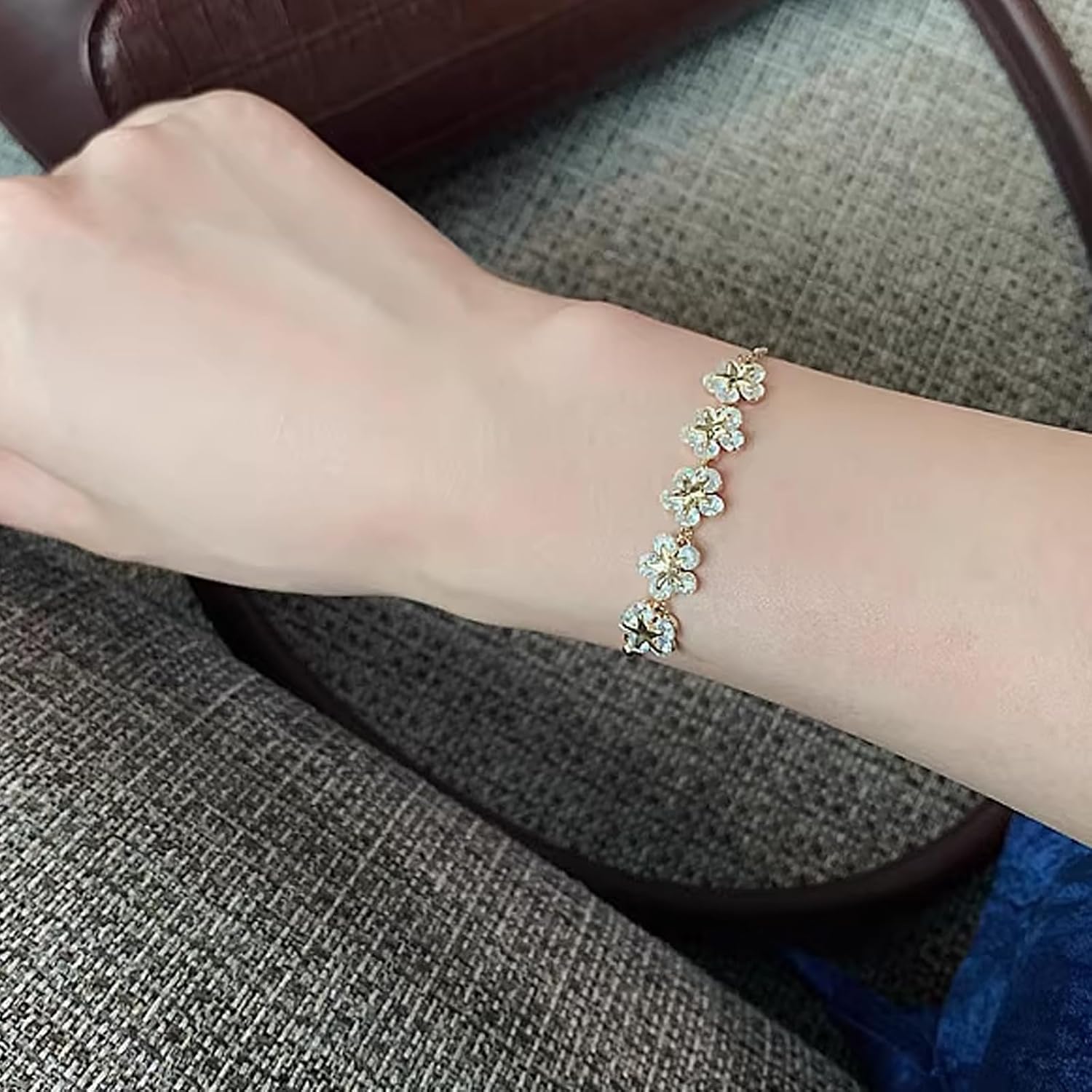 Pulsera de perlas ajustable para mujer, cadena floral dorada con piedras de circonita brillante